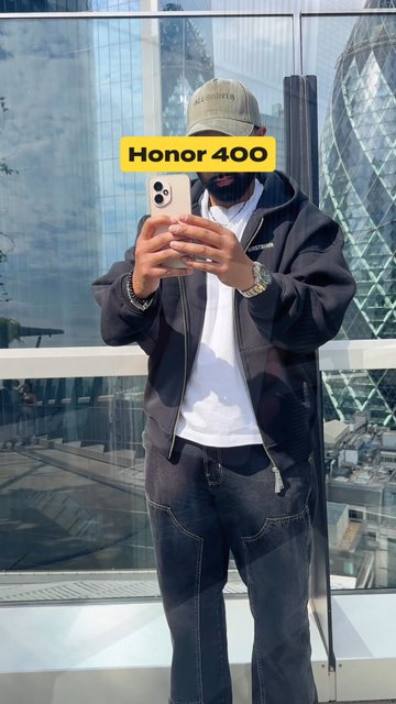 Creator using the HONOR 400 in a city setting